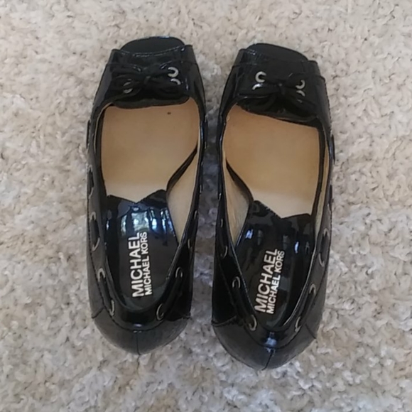 Michael Kors Black Patent Leather Shoes. - Picture 2 of 8